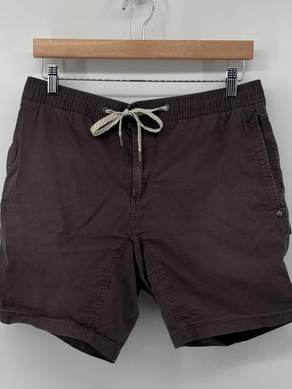 Vuori Ripstop Shorts in Gray Brown L A14